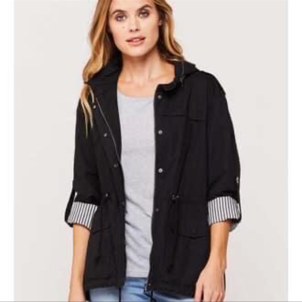 Women’s black fog raincoat jacket runs, larger extra small is Mike a small